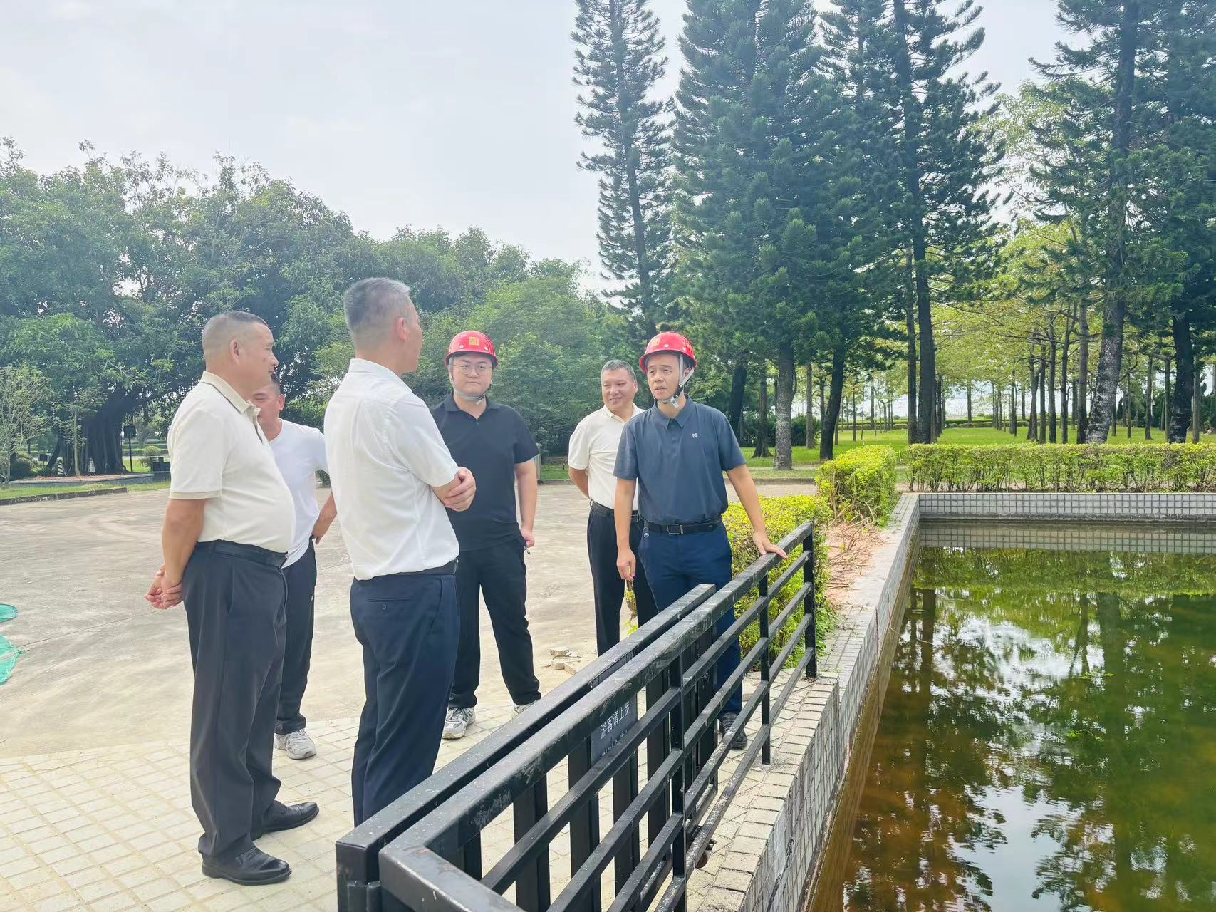 陈总检查工地.jpg