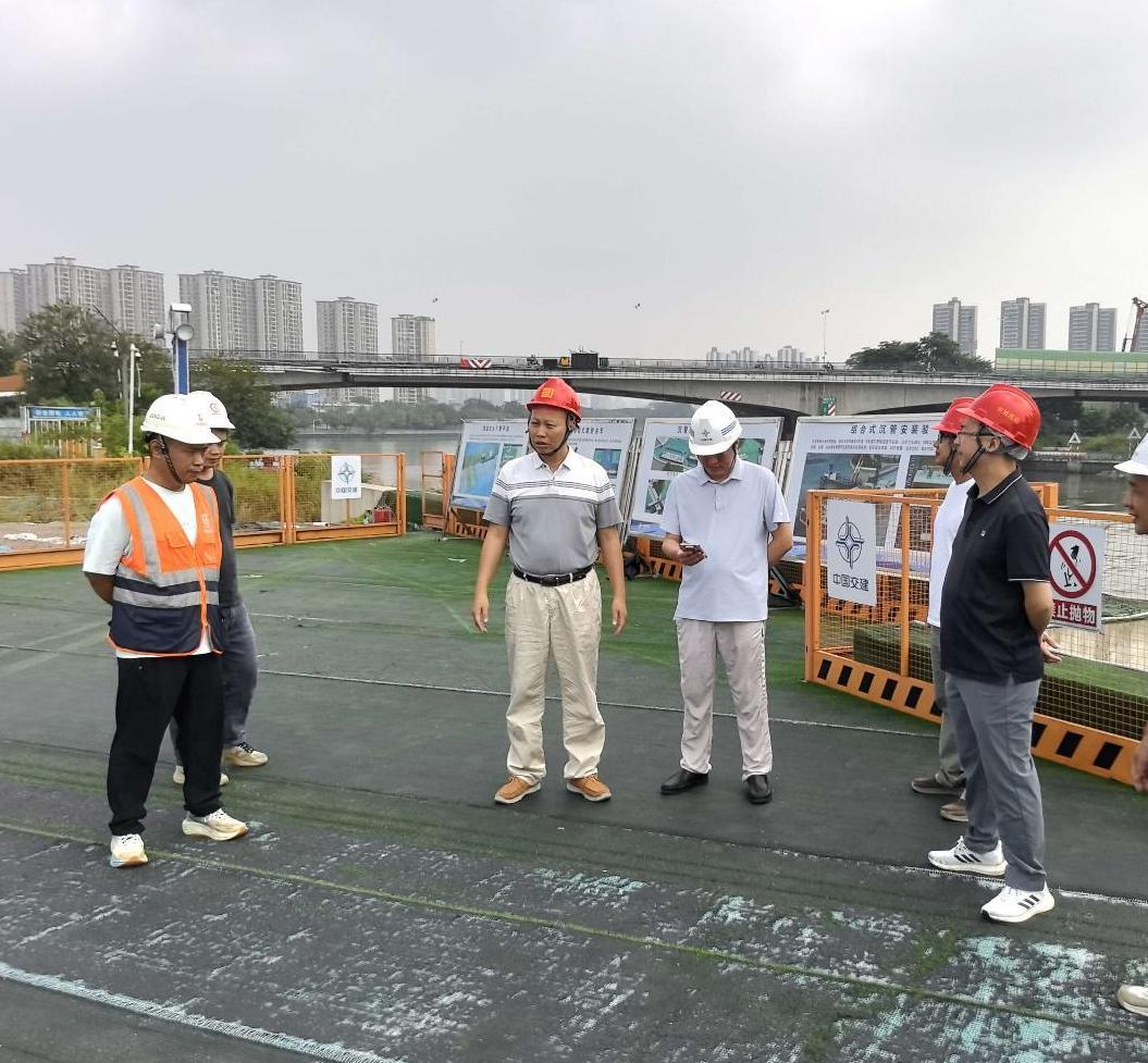 李局检查跨江通道.jpg